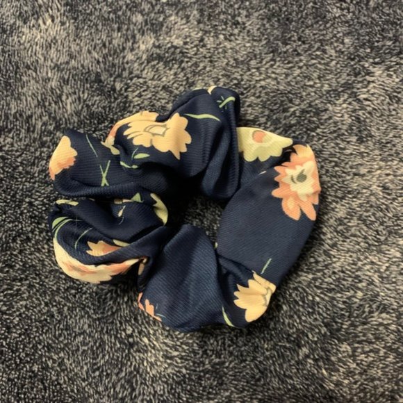 Scrunchie - Picture 2 of 4